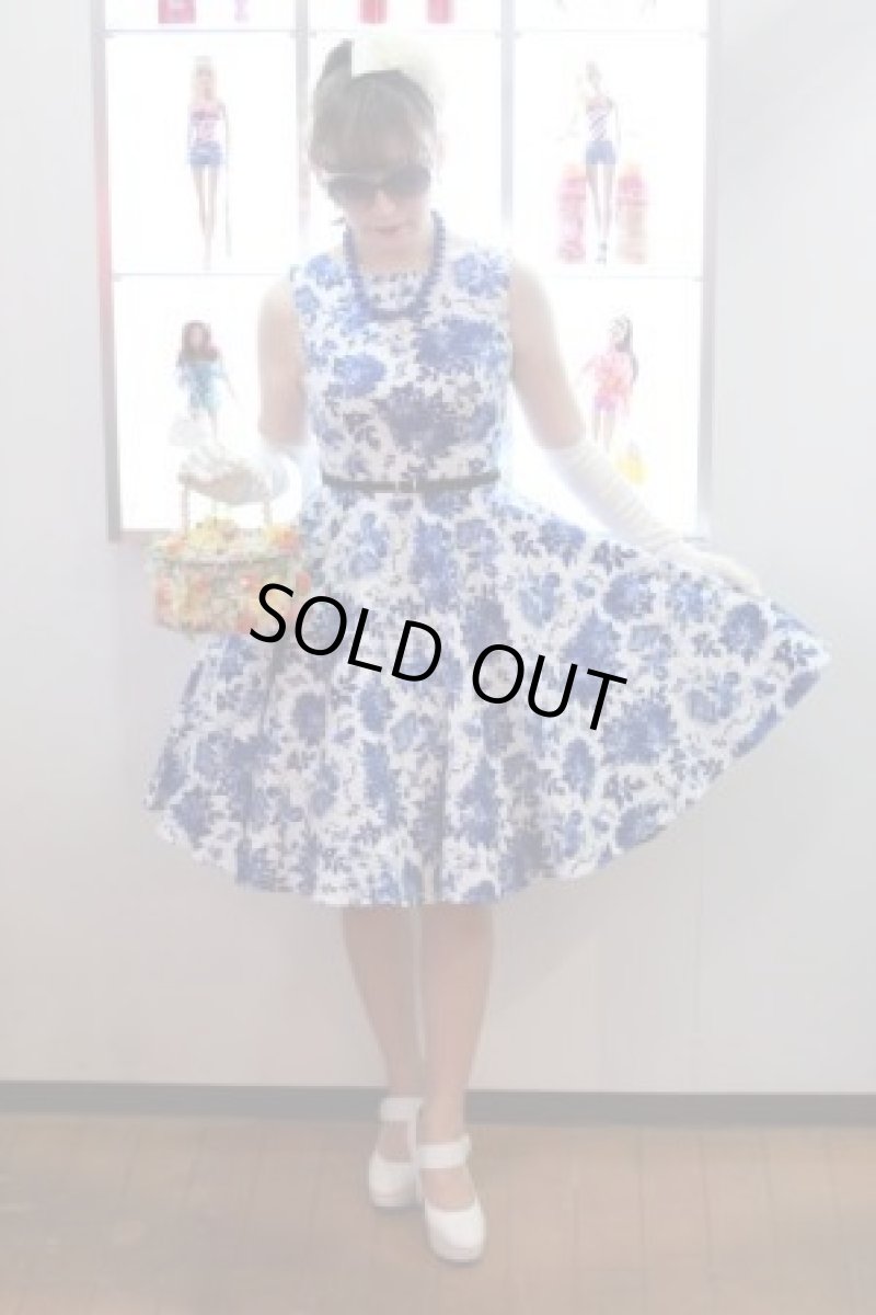 画像1: ホワイト×青花柄ベルト付き５０’ｓサーキュラーワンピース☆XLサイズのみ♪オールディーズ衣装♪ (1)