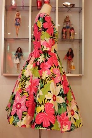 大柄お花のワンピース ブラックベース Xsサイズのみ オールディーズ衣装 普段着にも Spiceup Groovy
